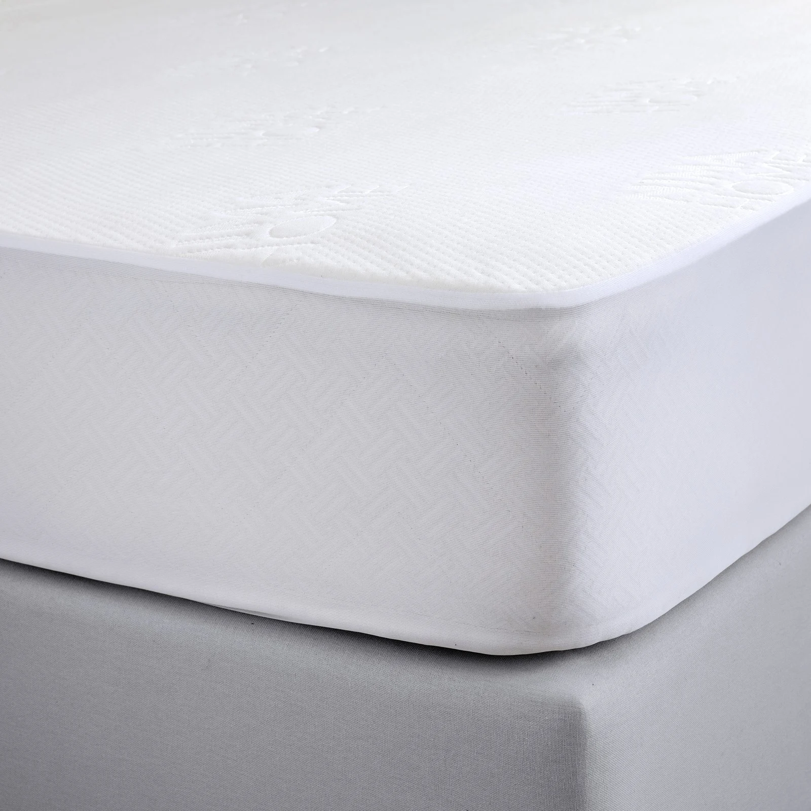 s3.gy.digital_nimahome_uploads_asset_data_39101_EPISTROMA_JACQUARD_0I2A6855 Waterproof Mattress Protector Jacquard 100Χ200 - Image 1